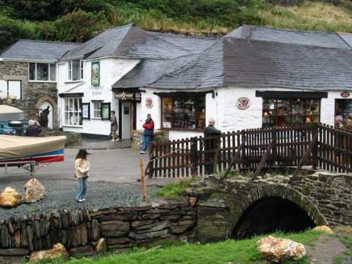O ônibus para em frente à ponte, não tem como errar. / The bus stop is right across this bridge, so you can't miss the Museum.
