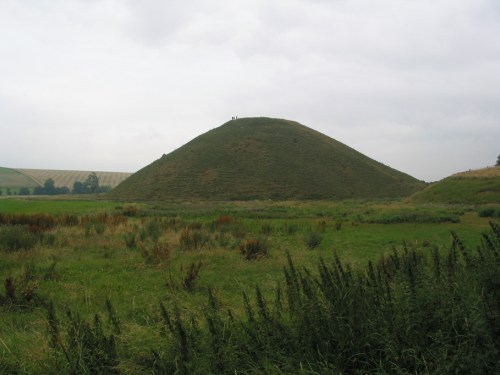 Silbury Hill seen from the crops/ Vista da plantação