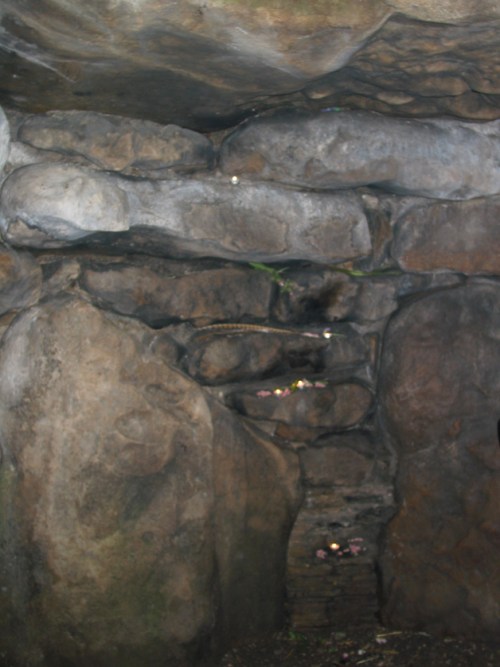 Embora o túmulo seja grande, o acesso ao interior está bloqueado. / Though it's a large tomb, one can't go deep inside, blocked by stones 