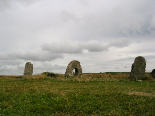 Men-An-Tôl e ao longe a mina de carvão / The old coal mine in the distance