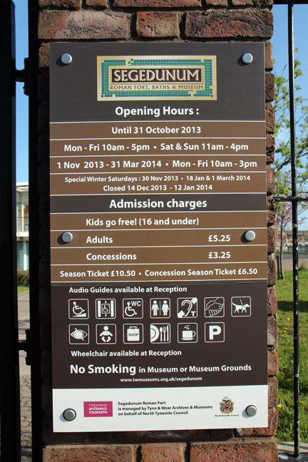 Atenção ao horário de funcionamento! / Mind the opening hours!