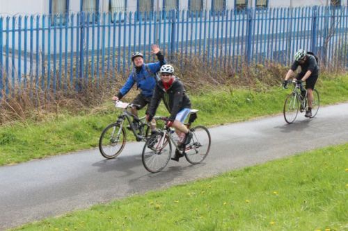 Uns fazem a trilha a pé, outros vão de bicicleta / Some people walk the path, others bike