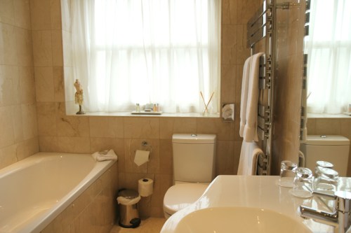 O banheiro. / The bathroom.