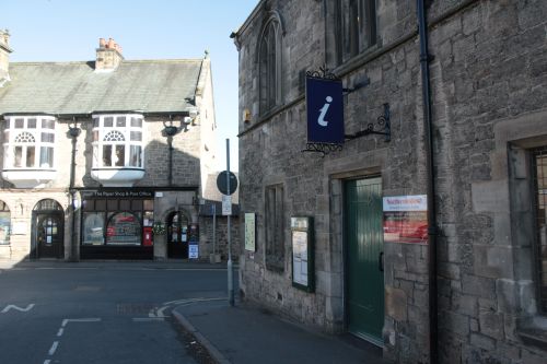 The "i" sign distinguishes Tourist Information Offices. This one was in Corbridge . / A placa com o "i" sinaliza os Centros de Informação Turística. Na foto, o de Corbridge