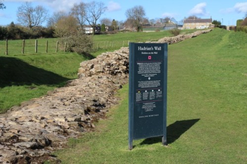 Trecho da Muralha em Heddon-on-the-Wall com 100m. de comprimento/ Remains of the Wall in Heddon, 100m long