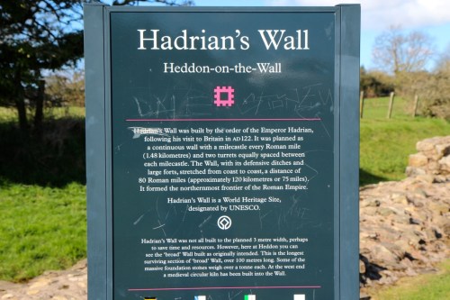 O projeto da Muralha previa 3m de largura, mas a construção não seguiu o planejado em toda a extensão, talvez para economizar tempo e recursos. Em Heddon, pode-se ver o mais longo trecho de Muralha ainda existente com a largura de 3m. Algumas das enormes pedras na fundação pesam cerca de uma tonelada.