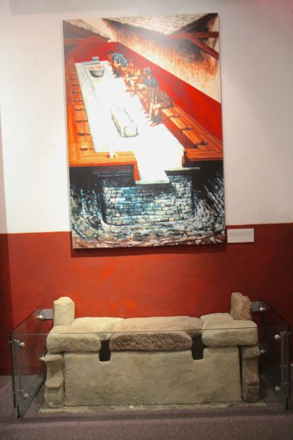 Pedaço da latrina original no museu... imagina a cena! / Original latrine, now in the Museum. Can you imagine the scene?