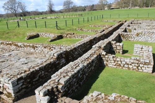  5 - Quartéis: Alvenaria de séculos atrás, em perfeito estado./ Ancient masonry, still perfect