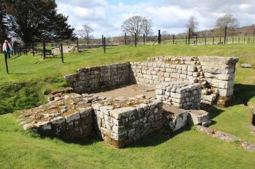 Portão principal leste, ao fundo a casa do Comandante / Main East Gate, Praetorium (Commandant's house) in the background