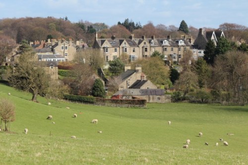 O sítio arqueológico fica a cinco minutos de caminhada da cidade. / The English Heritage site is a five minutes walk from the city.