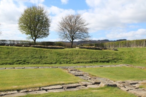 Construído com pedras enormes, perfeitamente assentadas sem argamassa. Alvenaria da melhor qualidade / Built of massive, tightly fitting blocks without any use of mortar. The masonry is of high quality. 