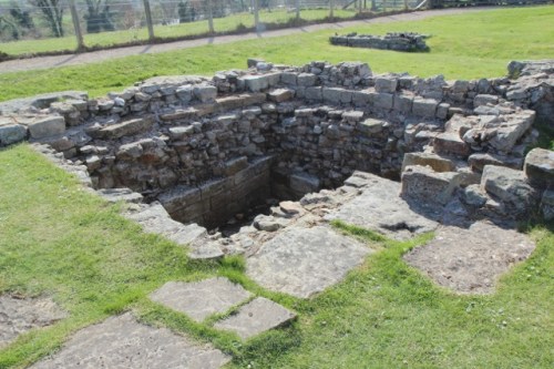 Esta câmara subterrânea era provavelmente uma caixa-forte. Similares form encontrados em outros fortes, como Chesters e South Shields. / This underground chamber was probably a strong room. Similar rooms were found in other headquarters buildings, like Chesters and South Shields. 