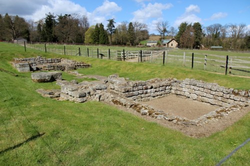 Comparando com os demais portões podemos ver que todos seguem o mesmo padrão./ Comparing the ground plans you'll notice all gates are alike.
