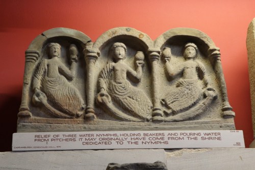 Relevo de três ninfas da água, resgatado provavelmente de um templo a elas dedicado