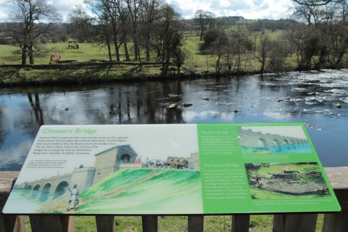 A ponte era larga o suficiente para a passagem de carroças e tinha plataformas de pedra nas extremidades para proteção contra inundações. / The bridge was large enough for carts and the ends were built on large stone platforms (abutments) to prevent the river banks to be washed away in floods. 
