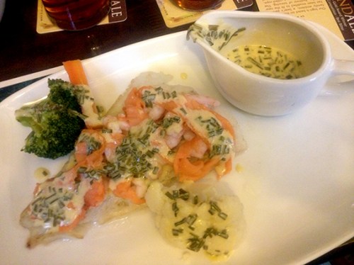Amo comida de pub. Aqui um peixe recheado com salmão defumado, legumes e molho de dill. /  I love pub food! Fish with smoked salmon filling , vegetables and dill sauce