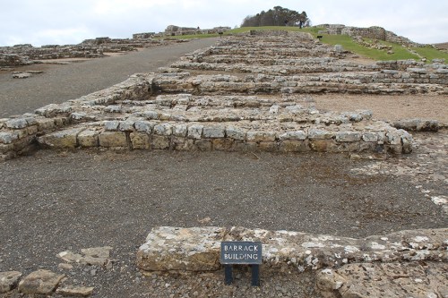 Descobertas arqueológicas mostram que o forte sofreu modificações radicais a partir de 300 D.C. Uma das mais importantes foi a reconstrução dos quartéis como pequenos chalés individuais em vez de uma grande edificação coletiva.