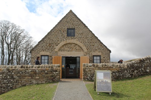 Na recepção você pode tomar um café e comprar souvenirs, além de pagar o ingresso. /  The Reception, where you can have a coffee , buy souvenirs and pay the entrance. / Na loja 