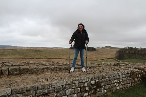 Por sua vez, bateram minha foto no alto da estrutura de pedra. O vento frio soprava muito forte. On the other hand, the couple depicted me upon the massive stone structure where a chilling wind was blowing strong.