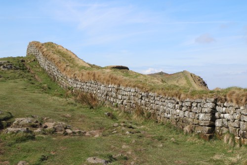 O advogado e arqueólogo John Clayton da Casa de Chester foi responsável pela restauração desse trecho da Muralha. / The lawyer and archaeologist John Clayton of Chesters House is to be accounted for the excavation and restoration of this Wall long stretch.