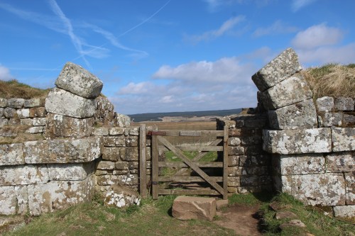 Milecastle 37 - aqui sobreviveu parte do arco sobre o portão norte/ with remaining partial archway in the north gate