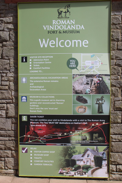 Há um ponto do ônibus da Trilha bem na entrada do museu/ The Hadrian Bus stops right in front of the Museum