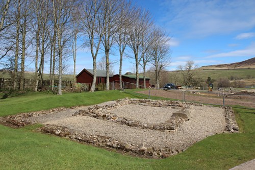 Há times de voluntários trabalhando na escavação. Nestes galpões, entre outras coisas, tomam seu chá da tarde./ There are volunteer teams working in the excavation. In these hangars, amongst other things,  they have their afternoon tea