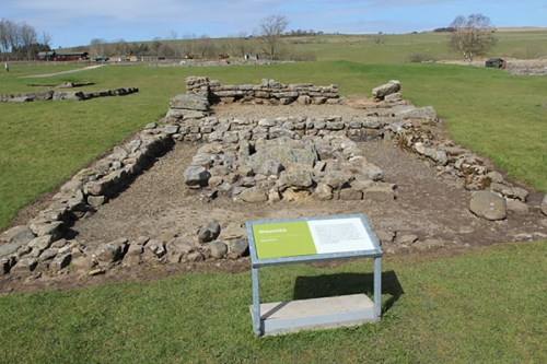 Duas câmaras mortuárias situates ao longo da estrada, pois era proibido lela Lei Romana enterrar os mortos dentro dos muros das cidades. / Burial chambers placed alongside the road, because it was against Roman Law to bury the dead inside the town walls.