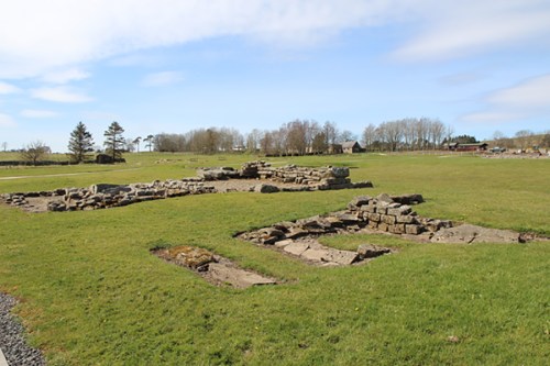Mais ruínas; ao fundo o Museu e galpão de apoio / Ruins ;  Museum and support hangar in the background