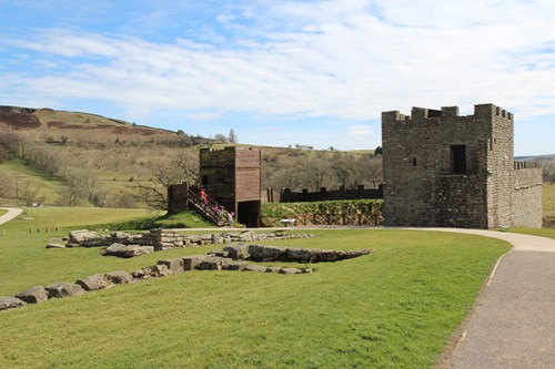 Uma torre de madeira e uma de pedra foram reconstruídas. / A stone and a wooden tower have been rebuilt