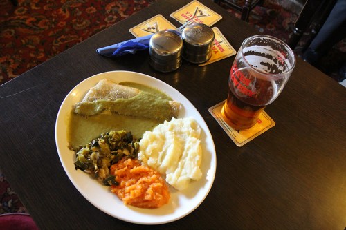 Jantar delicioso: filé de peixe com molho de ervas, purê de batatas e legumes. / Delicious dinner: Fish in herb sauce, smashed potatoes and vegetables.