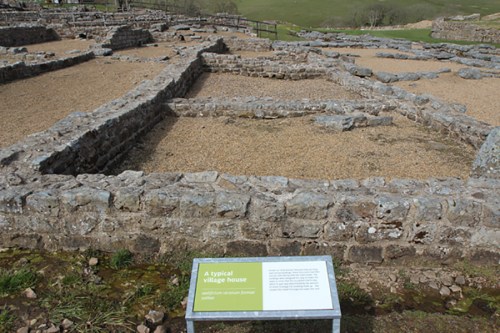 Casas da vila ao redor do forte / Village houses around the Fort walls