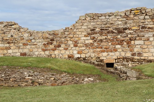 Segundo um dos voluntários mais antigos, ainda será preciso escavar durante 150 anos para completar o trabalho. / According to an experienced volunteer, there's still 150 years to go to finish the task
