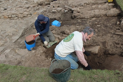 Diariamente, objetos como sapatos, parafusos de ferro, prendedores de cabelo feitos de osso, moedas e facas de ferro são desenterrados / Everyday, objects such as shoes, iron bolts, bone hairpins, coins and iron knives are eased out of the soil