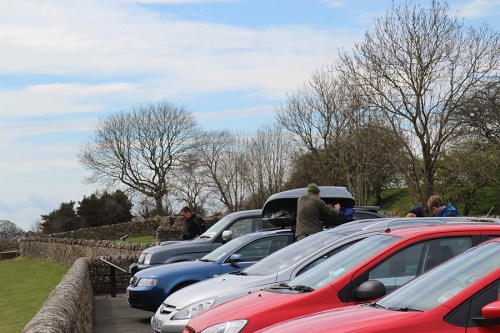 Estacionamento próximo às ruínas / Parking lot beside the ruins