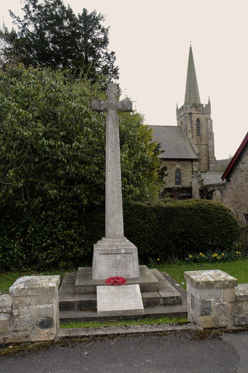 Toda cidade tem uma cruz como esta, com os nomes dos cidadãos que morreram na guerra./ Every village has a cross like this, with the names of all citizens who died in war