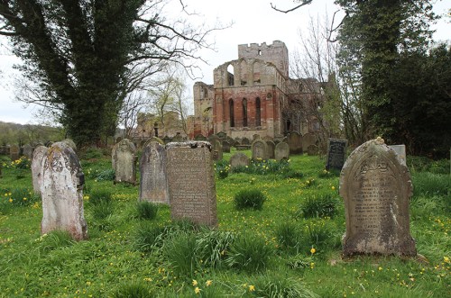 Cemitério atrás da construção / Graveyard behind the building
