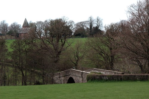 Ponte de Walton , campanário da igreja ao fundo / Walton Bridge with the church spire in the background