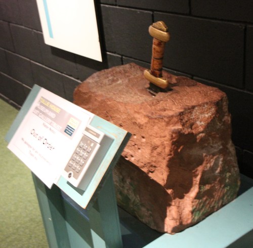 Excalibur de brinquedo no museu Tully House, Carlisle / A toy Excalibur at Tully House Museum