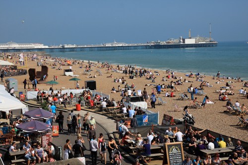 A praia lotada num dia ensolarado. / Crowded beach in a sunny day