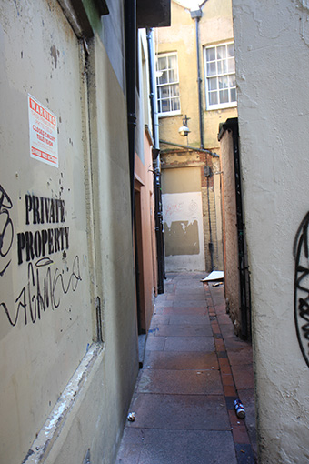 Entrada do beco onde, no filme Quadrophenia, os personagens principais se esconderam durante a briga das gangues e  transaram. / Entrance of the alley where Quadrophenia's main characters hid from the gangs' fight and had sex
