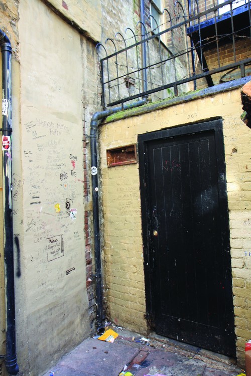 O beco estava cheio de lixo e trancada a porta de acesso ao exato lugar onde a transa rolou. / The place was full of trash. The door to the exact place where the couple had sex  was locked.