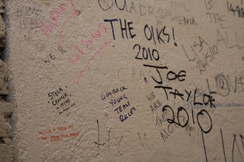 Os proprietários não deviam mais aguentar ver pessoas ali imitando o filme. / The owners probably were fed up with people there mimicking the movie. 