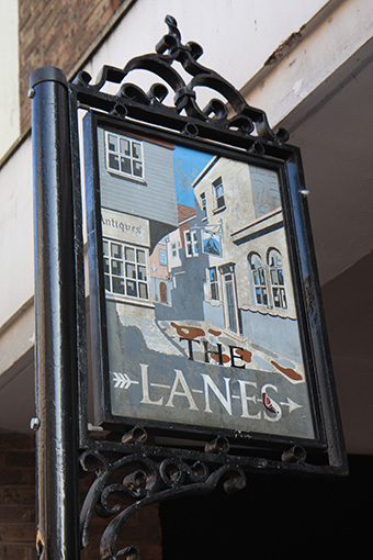 O beco fica num bairro chamado The Lanes, onde todas as casas são lojinhas e bistrôs.  /The alley was situated in The Lanes, where all buildings are shops and pubs