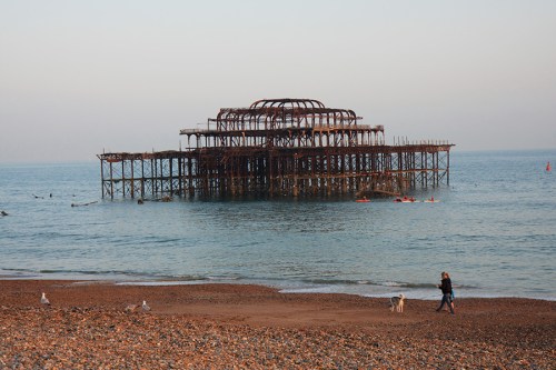 O pier antigo, perto do hotel, pegou fogo. / The old pier, near the Grand, was destroyed in a fire.