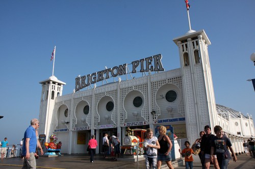 O pier novo, cheio de lojas de souvenirs, lanchonetes e parque de diversões. / The new pier with its souvenir shops, coffee shops and parks