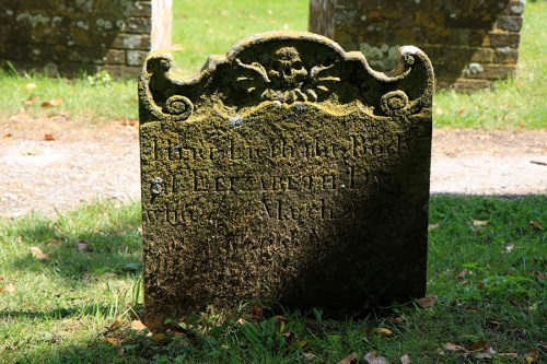 Gosto de procurar as sepultura mais antigas, cujas inscrições não são mais legíveis. / I like to find the oldest tombs, those whose writings are barely discernible