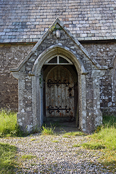 Seria muita sorte minha encontrar a igreja aberta.../ I'd be too lucky if the church door was open...