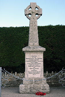 Monumento aos mortos na guerra. Mesmo aqui no meio do nada existe um. / Even here, in the middle of nowhere, there's a cross for people who died in the War.