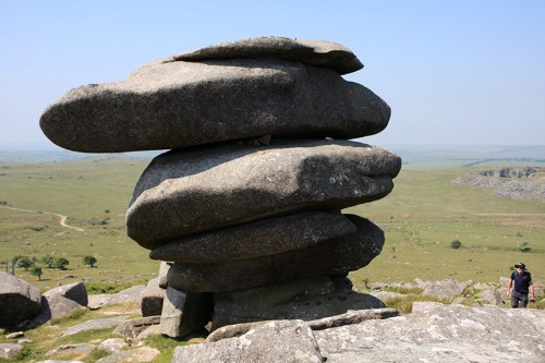 As pedras foram esculpidas pelo intemperismo. / The stones have been shaped by weathering.